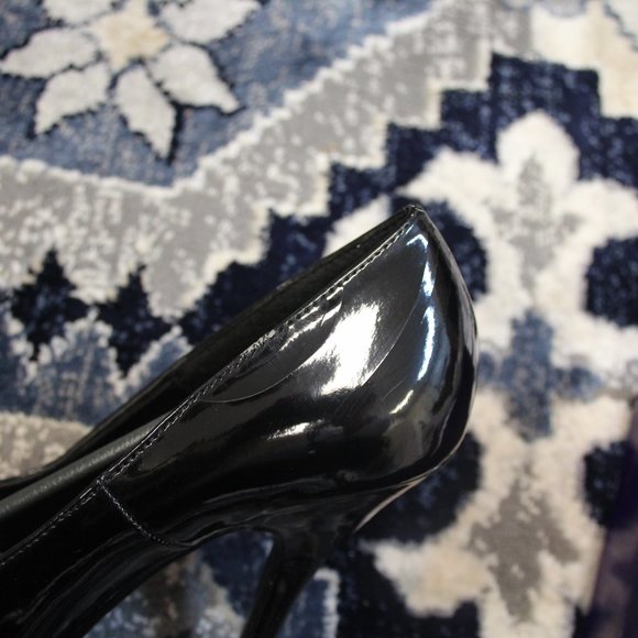 closed toe heels - Picture 3 of 4